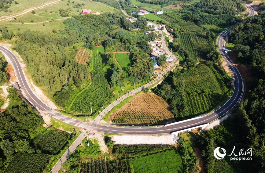 俯瞰叶县1号公路。人民网记者 宋芳鑫摄