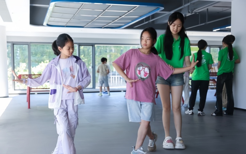 大学生志愿者助力开启小候鸟快乐暑期班