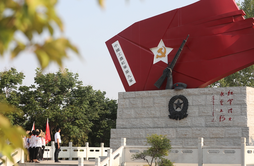 研学师生在纪念碑前缅怀先烈，接受红色教育，传承红色精神。人民网记者 辛静摄