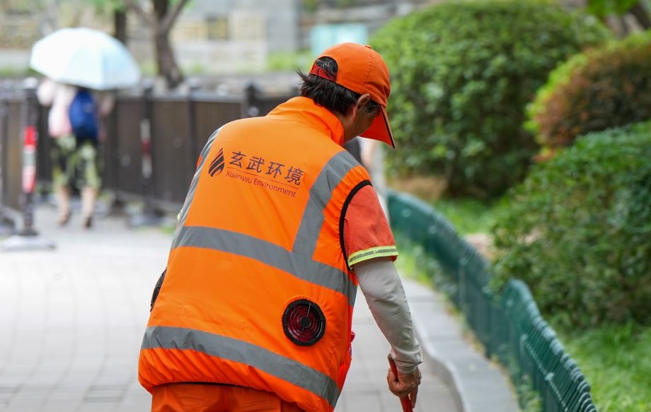 江苏南京：环卫工穿上“空调马甲”