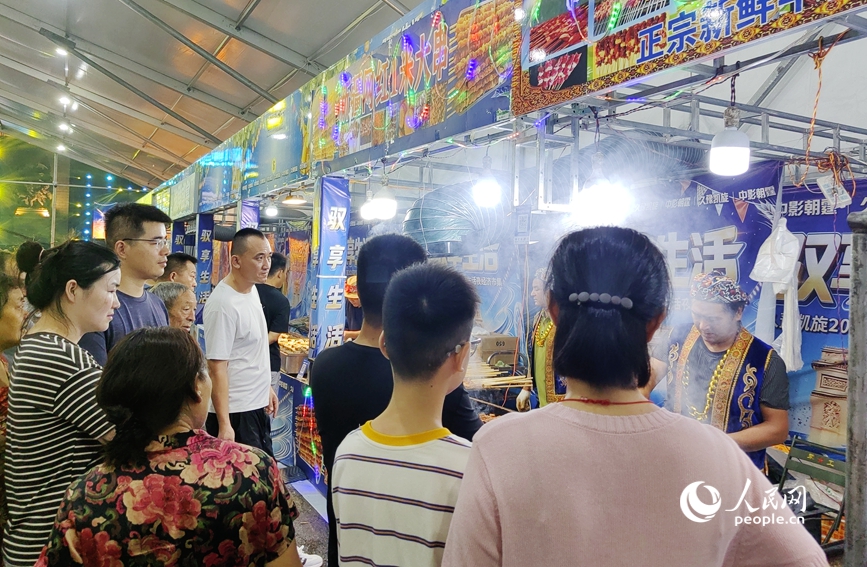 市集美食街区烟火气十足。人民网记者 辛静摄