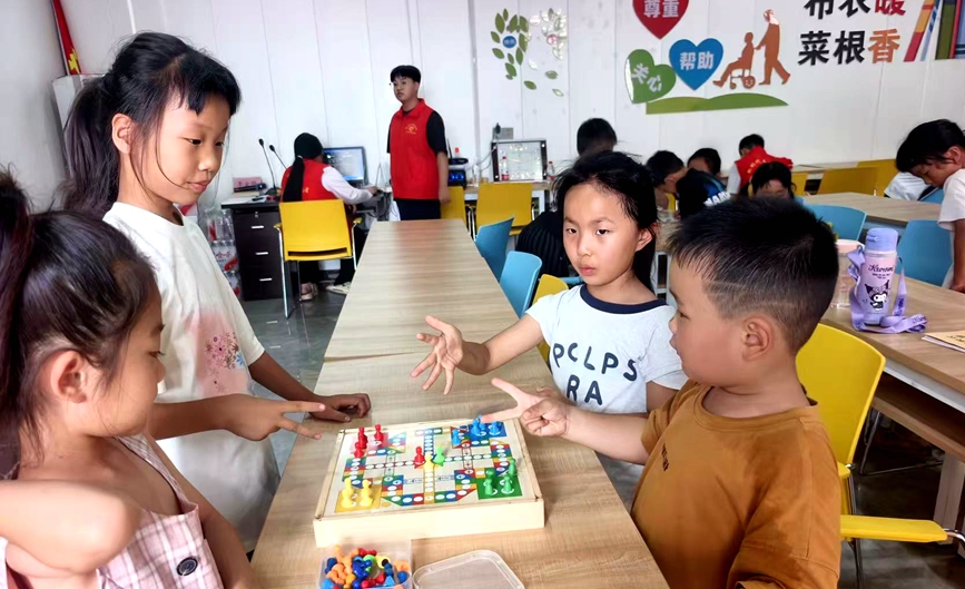 新密市超化镇杏树岗村，孩子们在课堂上下跳棋。受访者供图