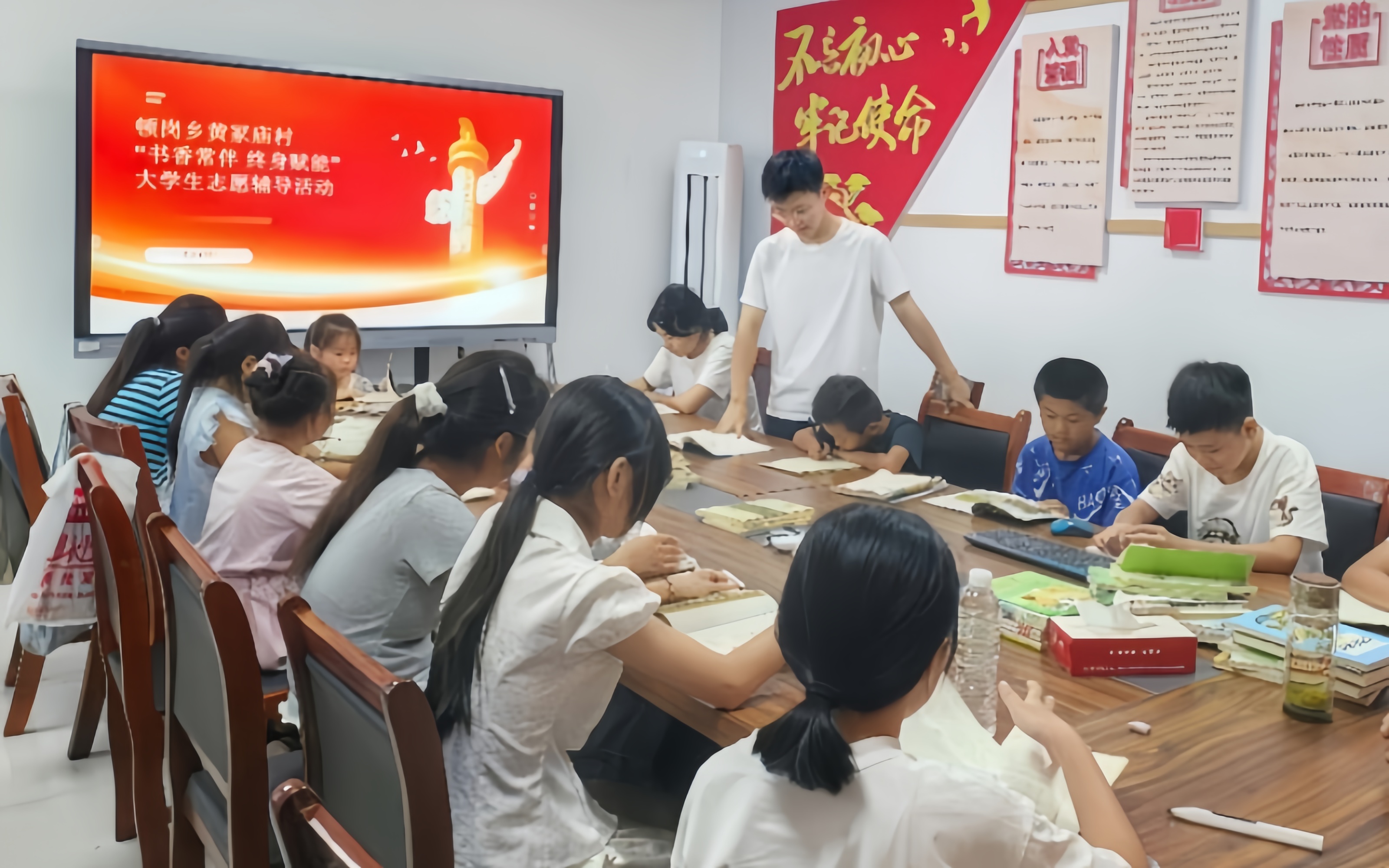 公益托管进乡村 返乡大学生陪娃度暑期