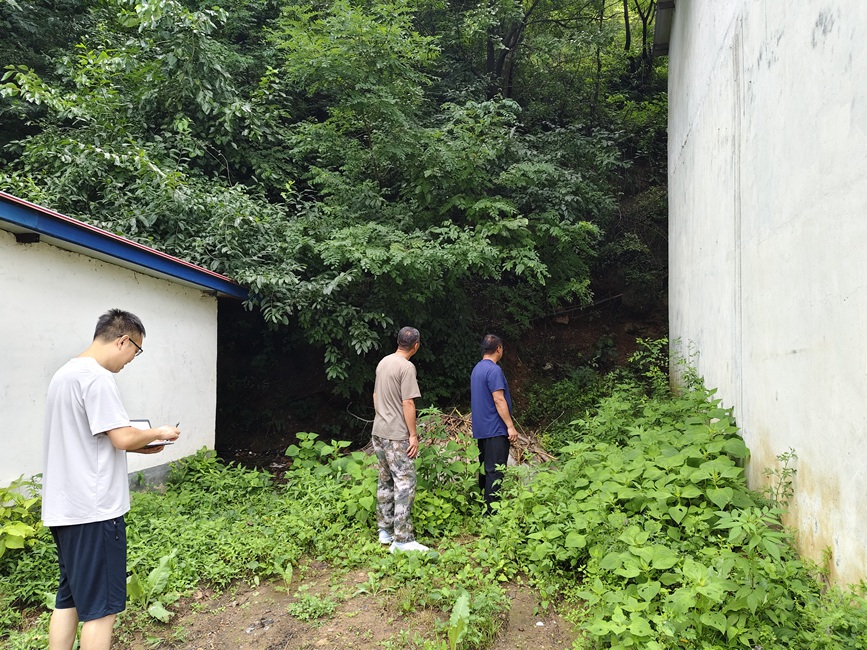 驻村工作队联合村“两委”入户排查群众住房安全隐患。金星卫摄