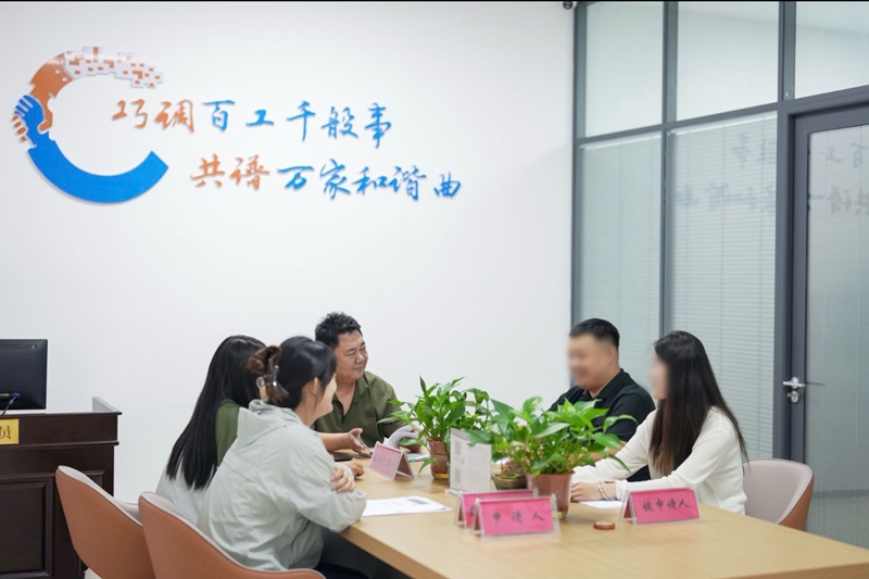 新郑市综治中心人社局工作人员正在进行劳动仲裁。刘栓阳摄