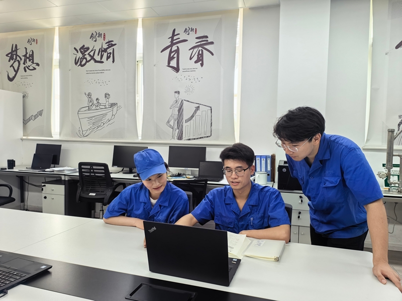 青年员工在创新工作室参与专利创新。李慧文摄