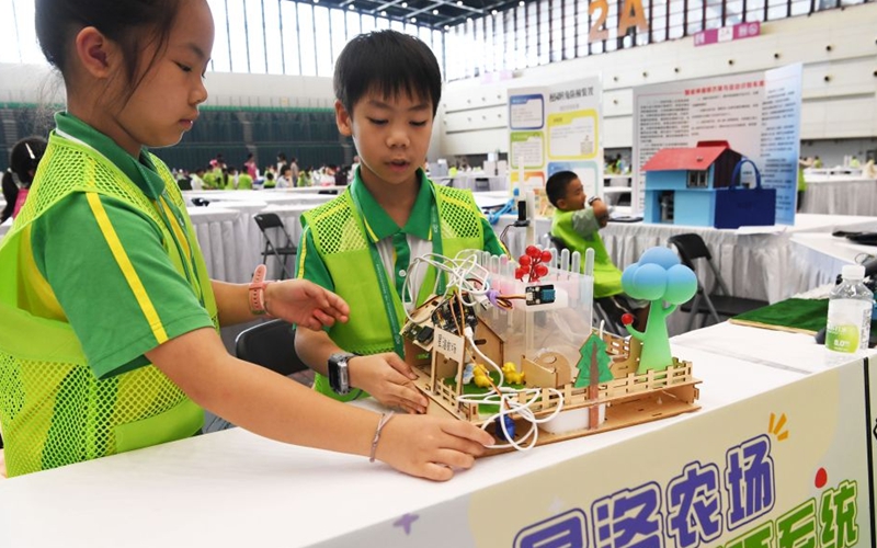 近万名中外“小发明家”齐聚郑州展风采