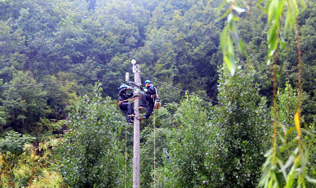 在汝阳县十八盘乡十八盘村，汝阳县供电公司抢修人员现场处置10千伏十盘线十八盘新村支线电力线路故障。窦亚珂摄