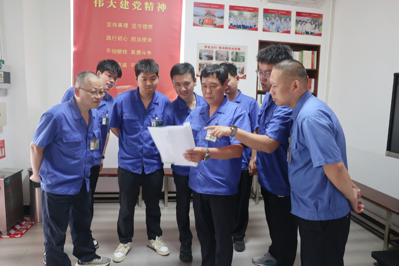 班组人员共同分析问题原因、商讨对策。聂亮摄