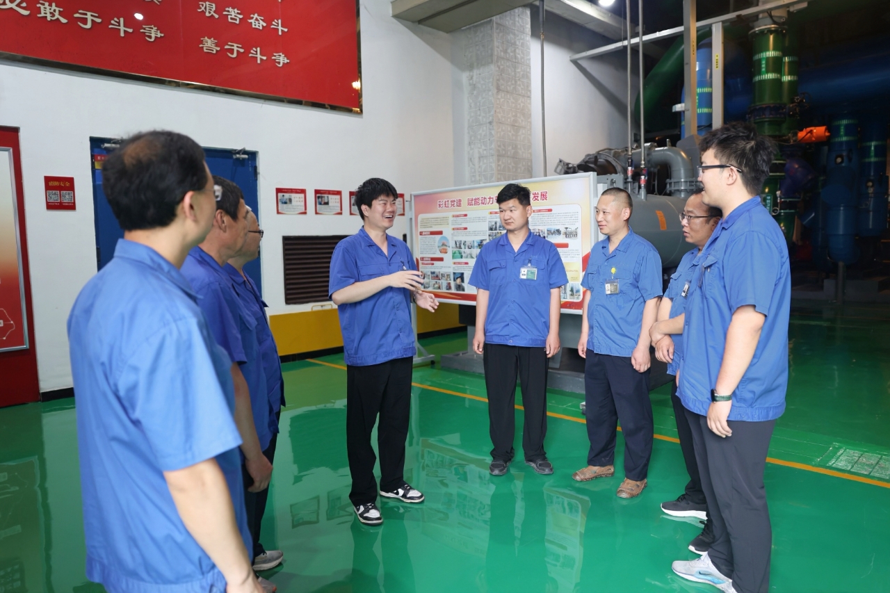 青年职工分享现场管理经验。聂亮摄