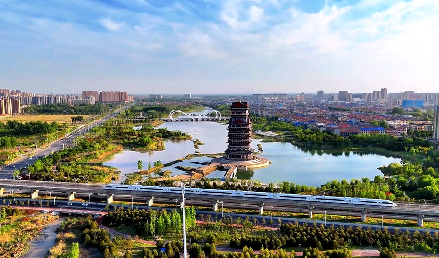 一列高铁从民权北站驶过。受访者供图