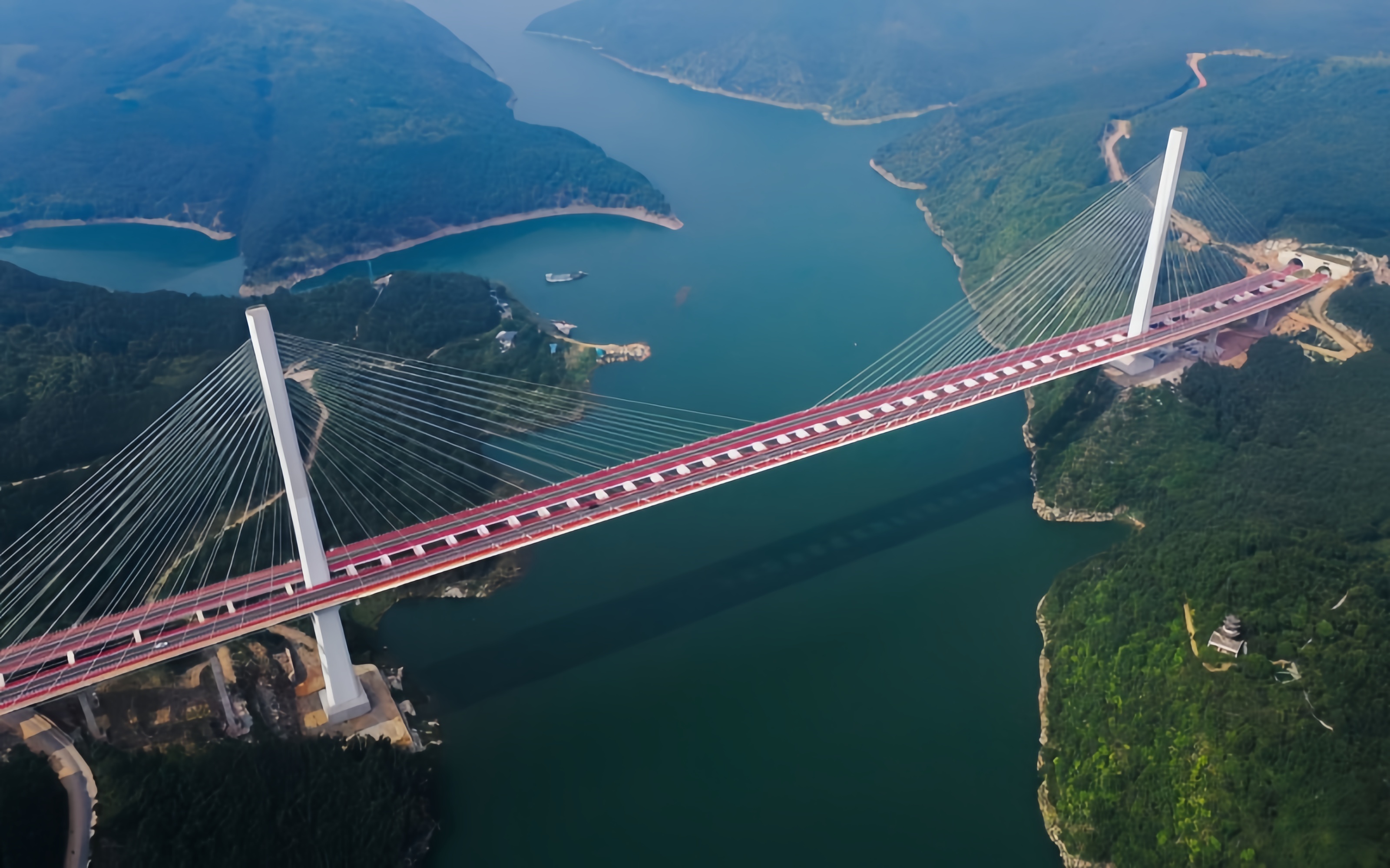 河南丹江口水库：碧水引游人
