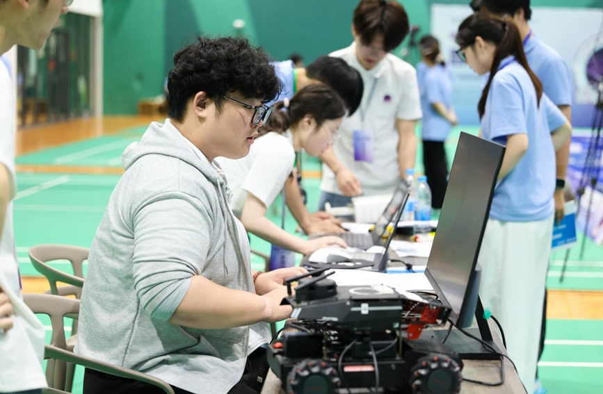 参赛队员现场进行代码调试。司杰摄