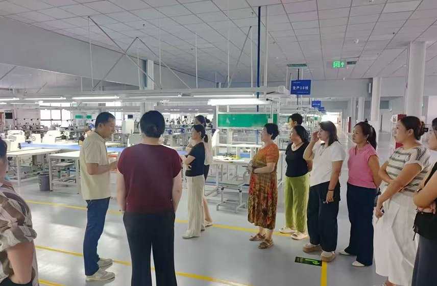 图为封丘县居厢镇工作人员组织群众走进车间观摩场景。封丘县委宣传部供图