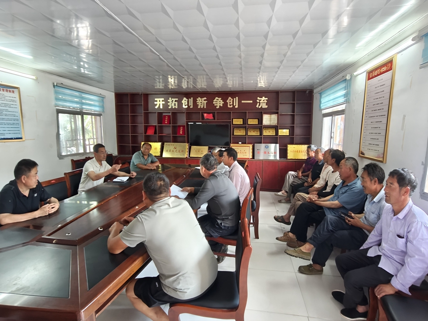 图为潘河乡召开烟叶技术宣贯会。叶新波摄