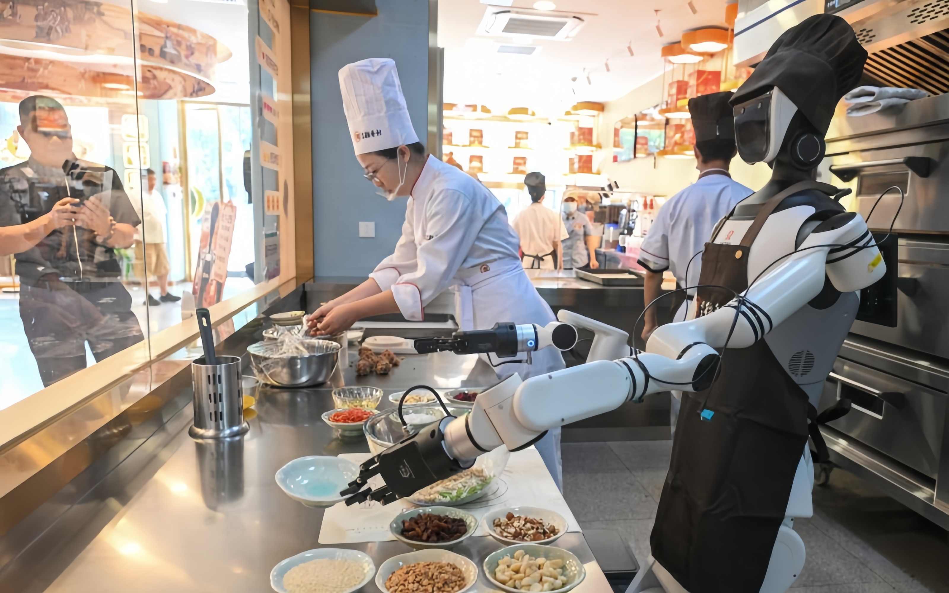 机器人做月饼 老字号拥抱新科技