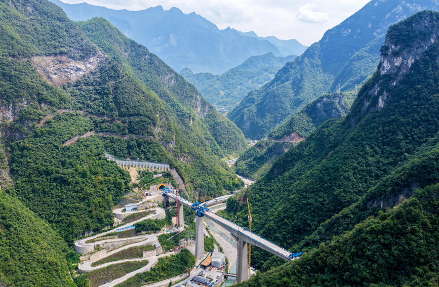 西渝高铁朱家山隧道顺利贯通