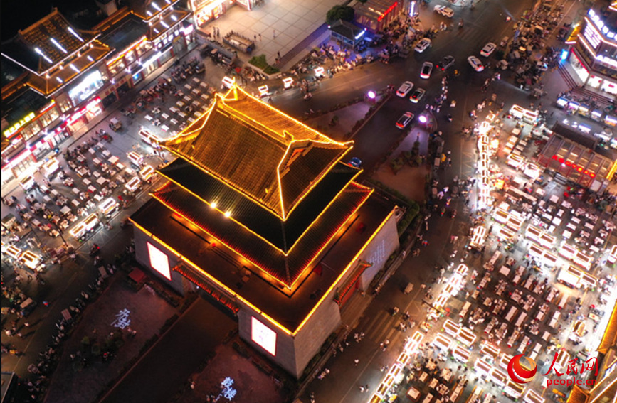 开封鼓楼夜市。人民网 记者王玉兴摄