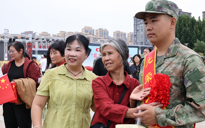 热血披戎装 青春赴国防