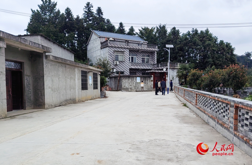 如今水泥路通到了家家户户门口。人民网记者 辛静摄