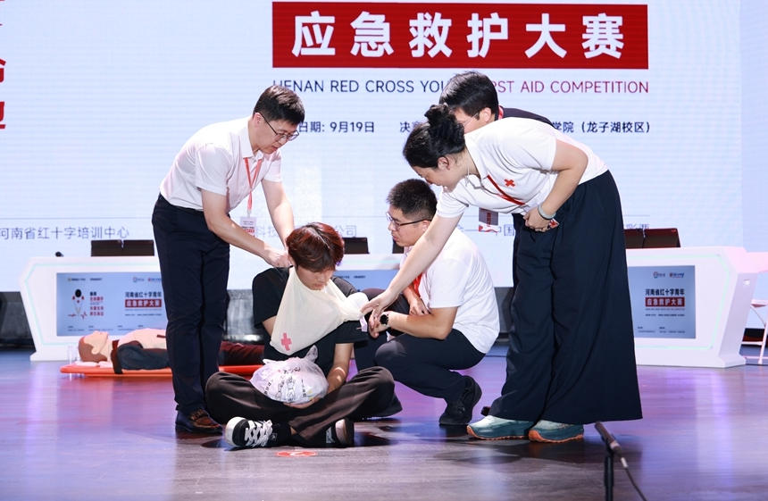 河南郑州：青春砺技 急救护命