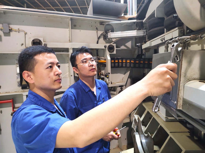 青年职工通过“项目摘牌”后开展课题攻关。黄阳广摄