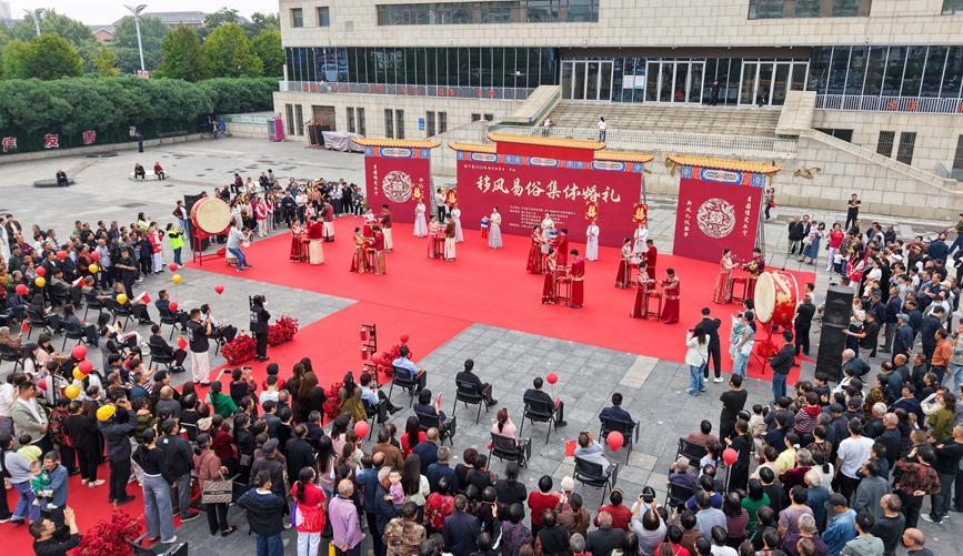 9月23日，在洛宁县洛书文化广场集体婚礼上，新人们采用正统中式婚嫁礼制举行仪式。郑泽坤摄