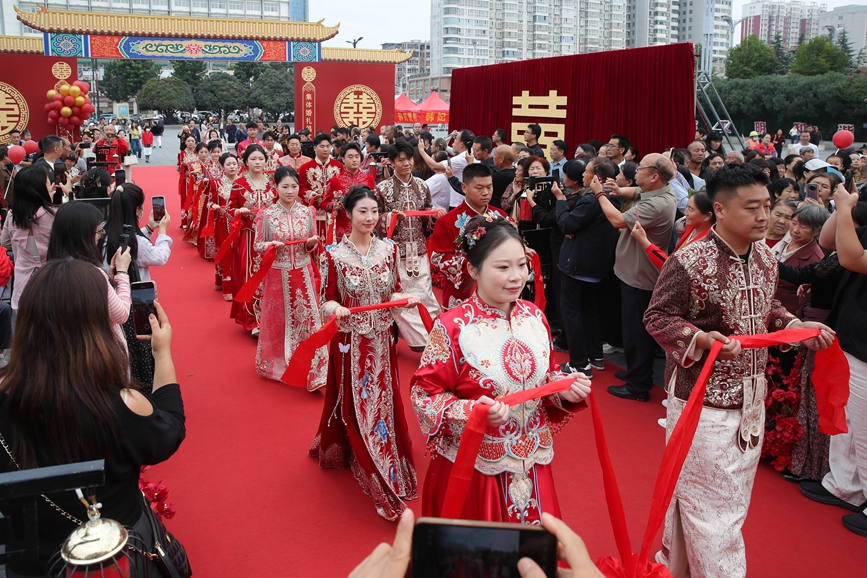 9月23日，在洛宁县洛书文化广场，10对新人步入集体婚礼现场。郑泽坤摄