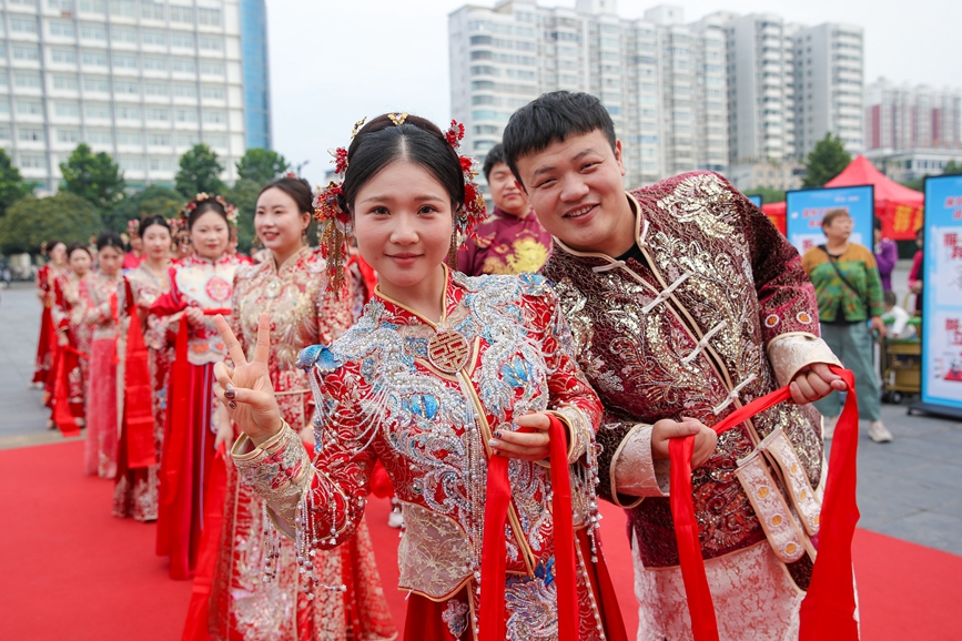 洛宁县举办2026年移风易俗集体婚礼