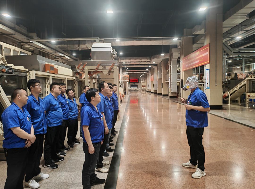 安全管理员在示范如何正确佩戴呼吸面罩。冯凯迪摄