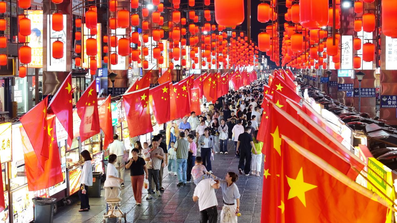 中国红遍布老城街巷。王玺摄