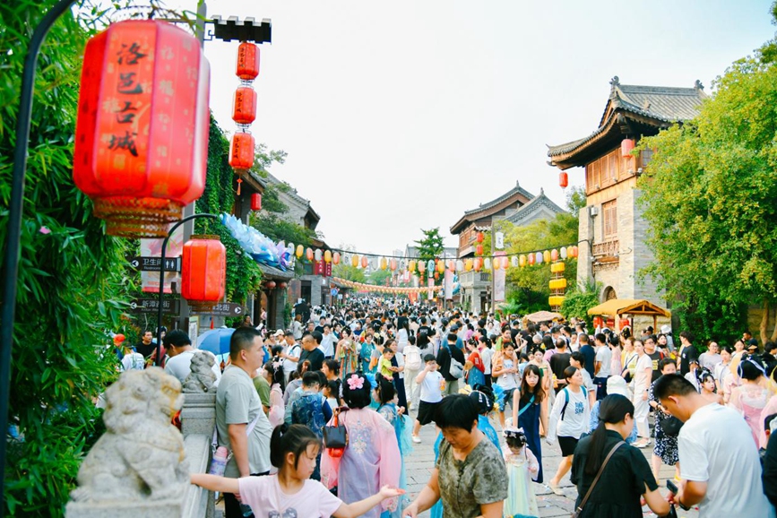 洛阳老城洛邑古城游人如织。王玺摄