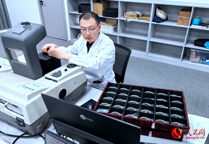 工作人员给玉石做鉴定。人民网记者 王佩摄