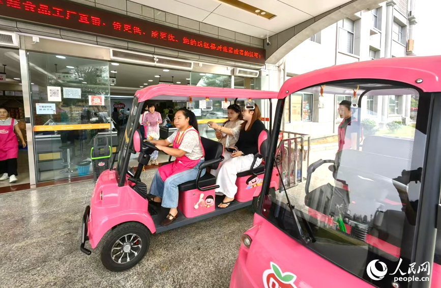 口水娃工厂店配备的摆渡车。人民网记者 宋芳鑫摄
