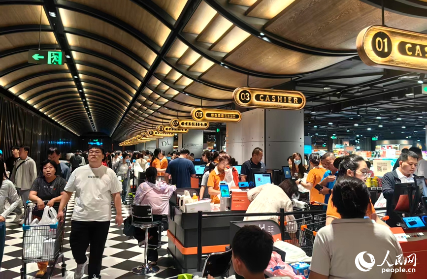 新乡胖东来超市内，前来选购商品的顾客络绎不绝。人民网记者 宋芳鑫摄