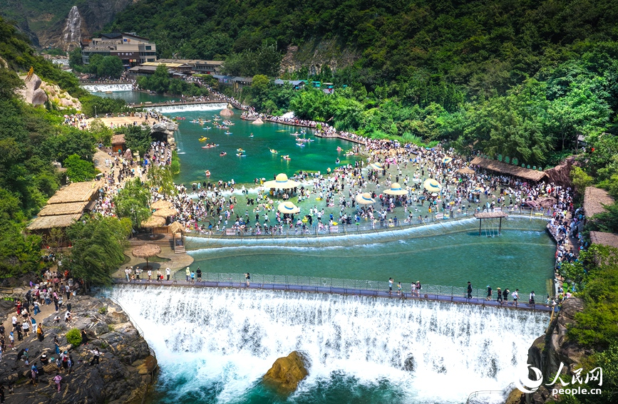 宝泉景区内，游客穿行于山谷之间。冯汉斌摄
