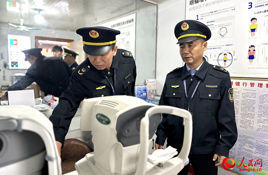 国庆假期，许昌市市场监督管理局魏都区分局执法人员在曹魏古城开展眼镜计量专项检查。人民网记者 宋芳鑫摄