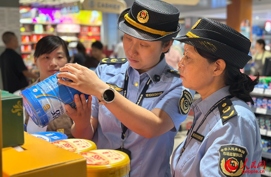 国庆假期，许昌市市场监督管理局魏都区分局执法人员在商超开展食品安全检查。人民网记者 宋芳鑫摄