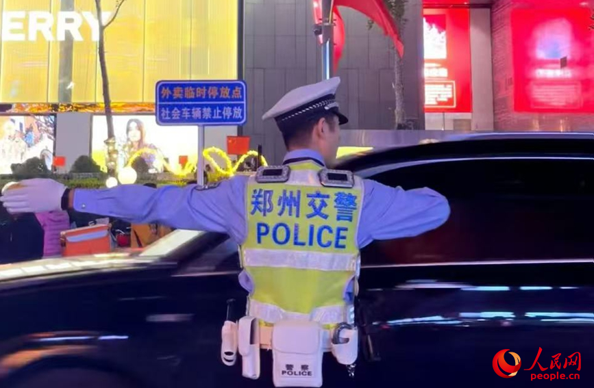 郑州交警坚守岗位守护群众平安出行。人民网记者 王佩摄