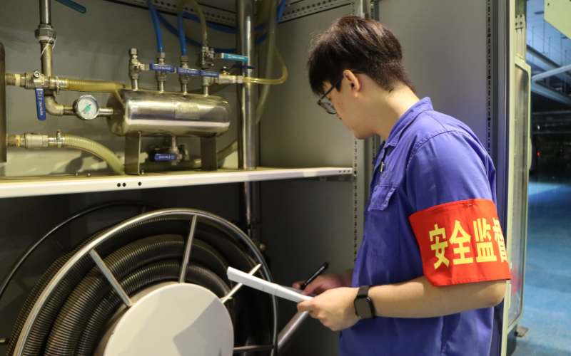 网格责任区区长排查设备安全隐患。齐梦珂摄