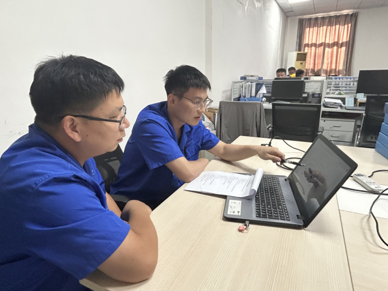 工艺管理人员进行生产数据优化交流。杨静摄
