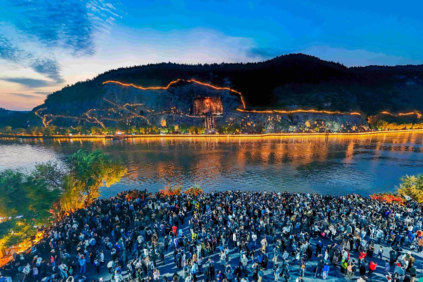 图为黄金周期间龙门石窟山水盛景。李卫超摄