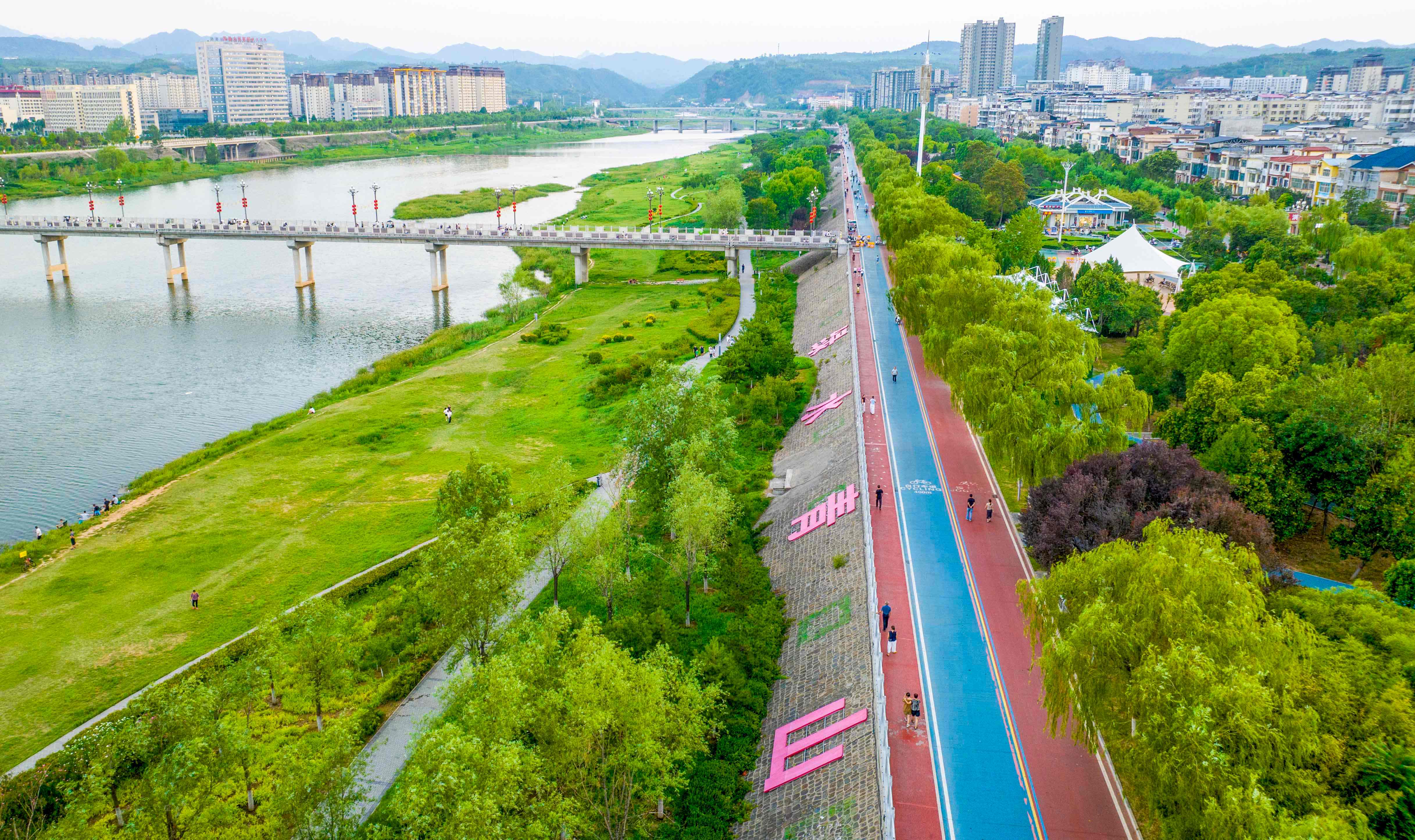 市民在滨湖公园放松休闲。嵩县县委宣传部供图