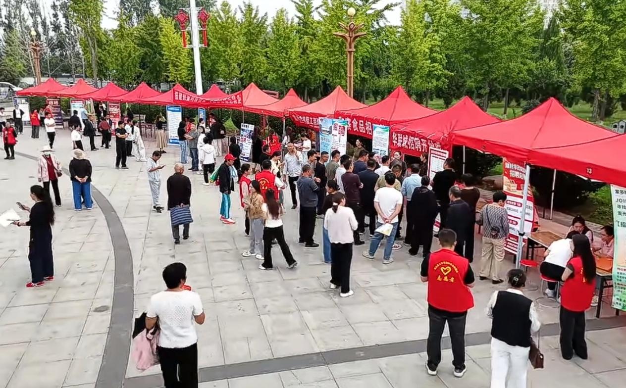 招聘会城区主场现场。封丘县委宣传部供图