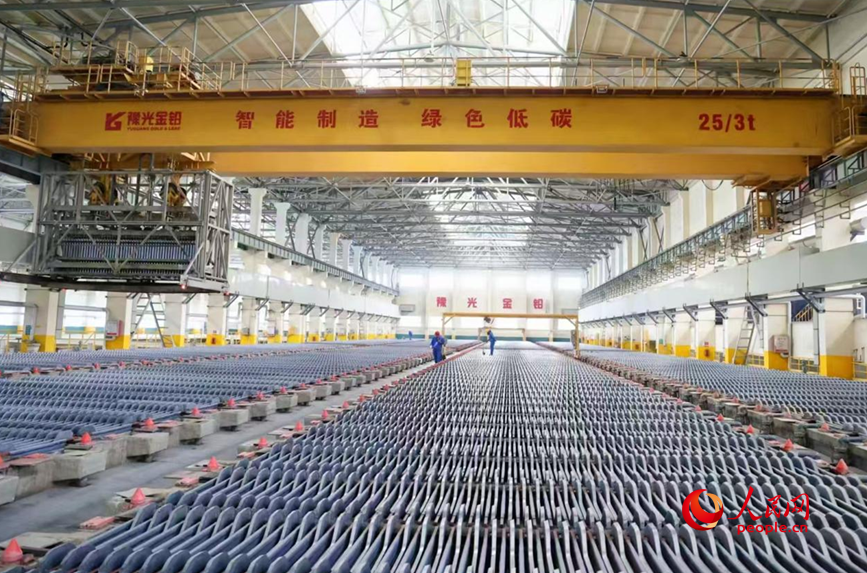 豫光金铅电解车间，产品远销海外市场。人民网记者程明辉摄