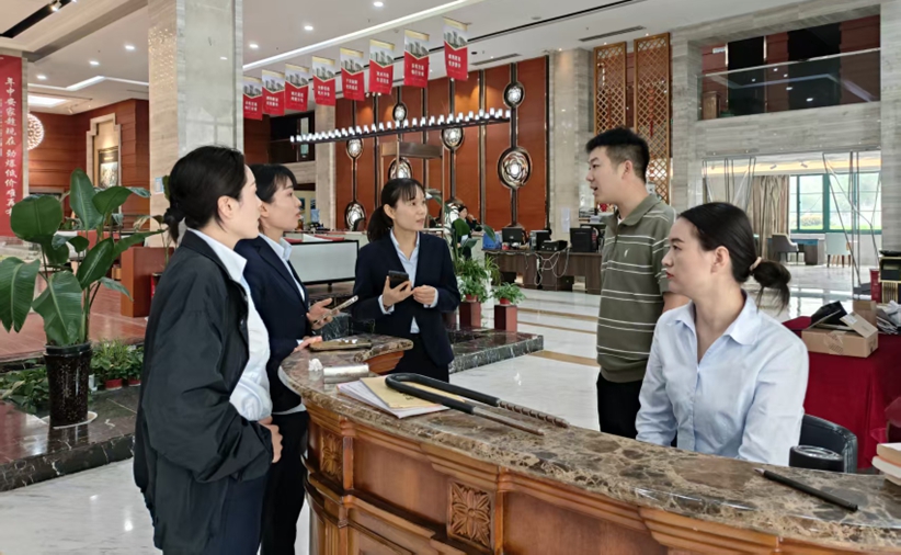 工行周口分行工作人员到辖内楼盘宣讲房贷贴息政策