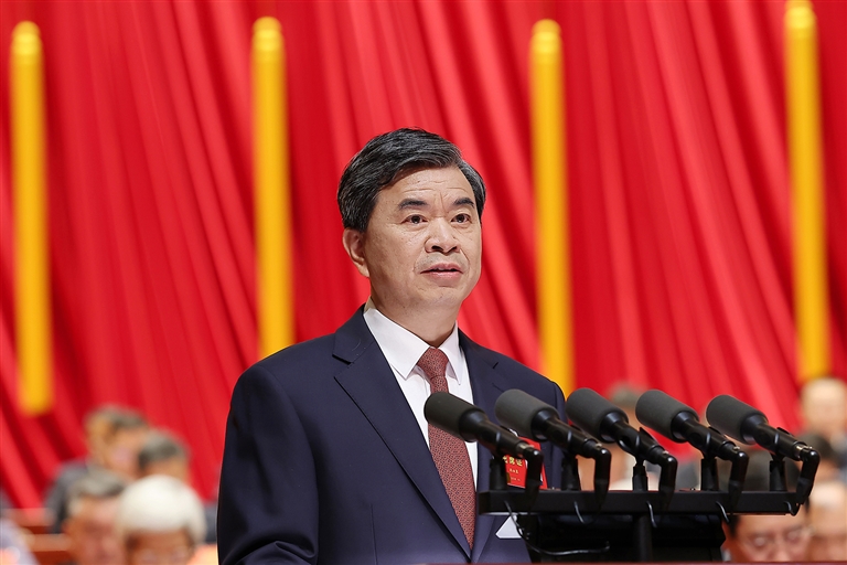 　10月20日，周祖翼在中国共产党河南省第十二次代表大会上代表中国共产党河南省第十一届委员会作报告。 本报全媒体记者 董亮 杜小伟 蔡迅翔 摄