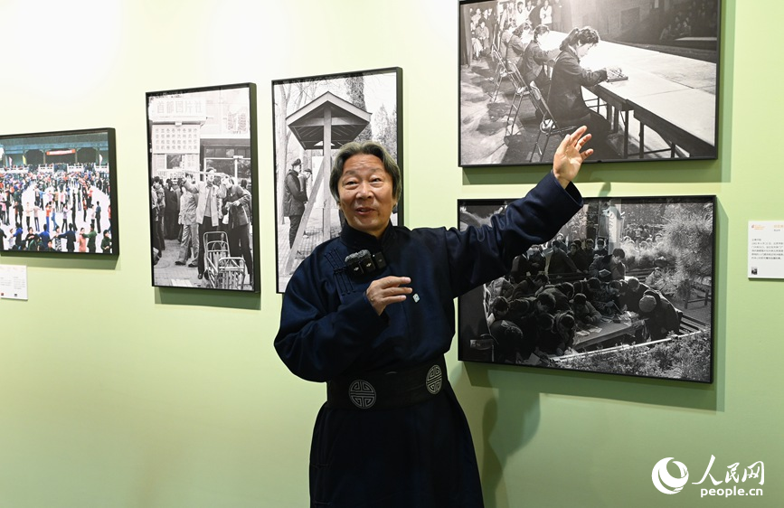 获奖摄影家巴义尔介绍参展作品。人民网记者 王玉兴摄
