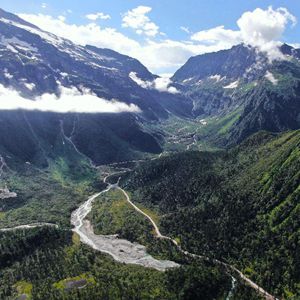 河南频道     派墨公路是继波密县扎木镇至墨脱县城的扎墨公路后,第二